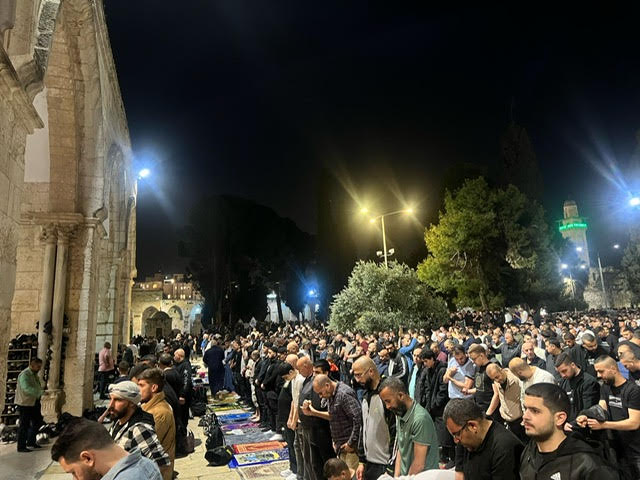 100 ألف مصلّ أدوا صلاتي العشاء والتراويح في اليوم الـ28 من شهر رمضان المبارك في رحاب المسجد الأقصى